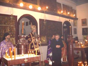 Fra Marko Gelo (u crnom kaputu), na jednom bogosluženju u pravoslavnoj crkvi u Livnu